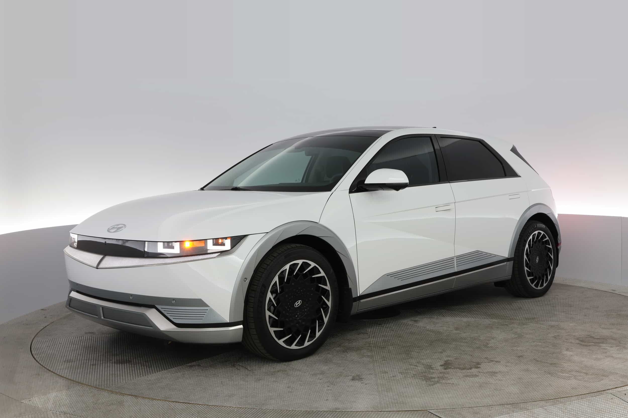 EverCar's Co. vehicle image for Hyundai IONIQ 5 - 2022 Limited on EverCars Co.