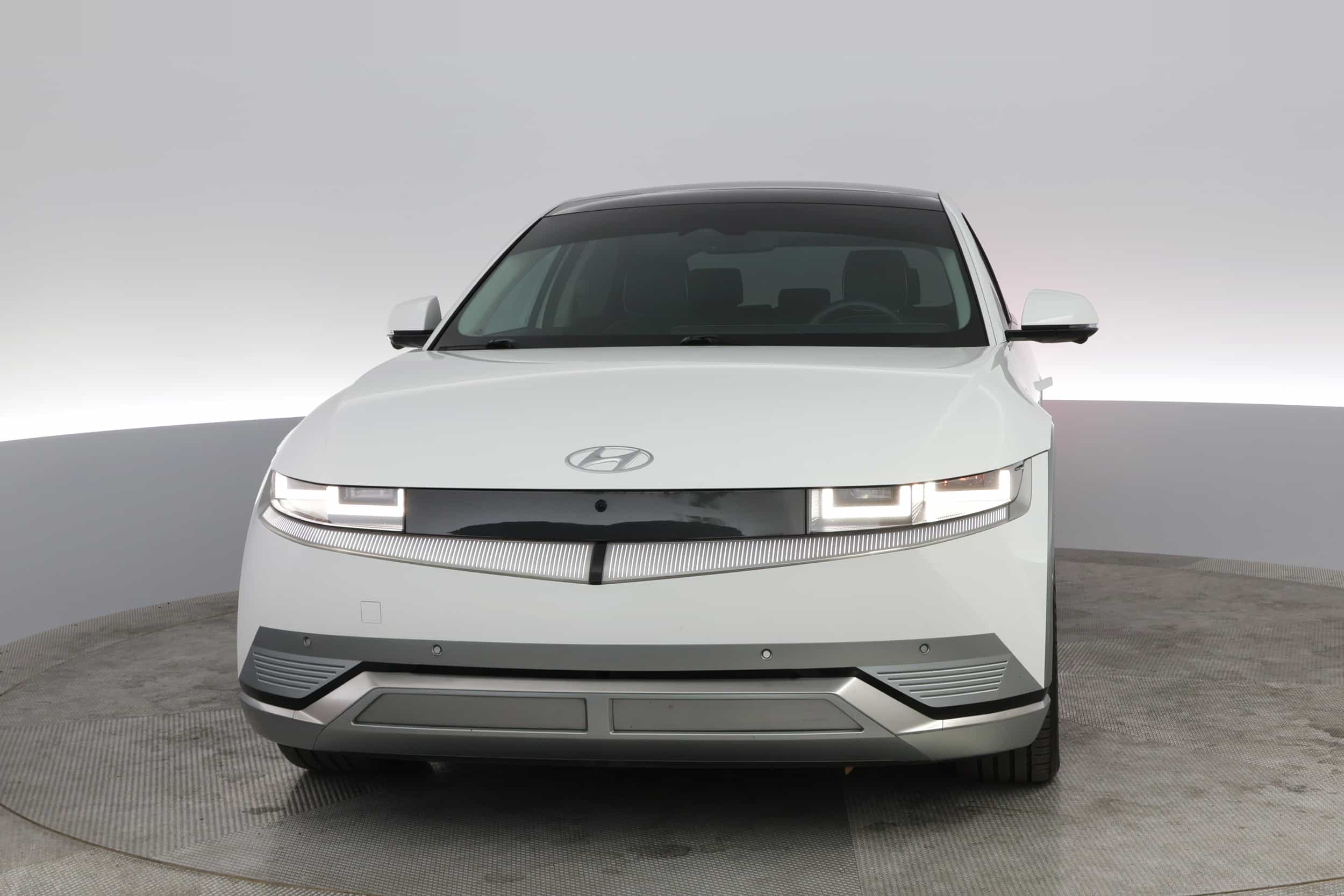 EverCar's Co. vehicle image for Hyundai IONIQ 5 - 2022 Limited on EverCars Co.