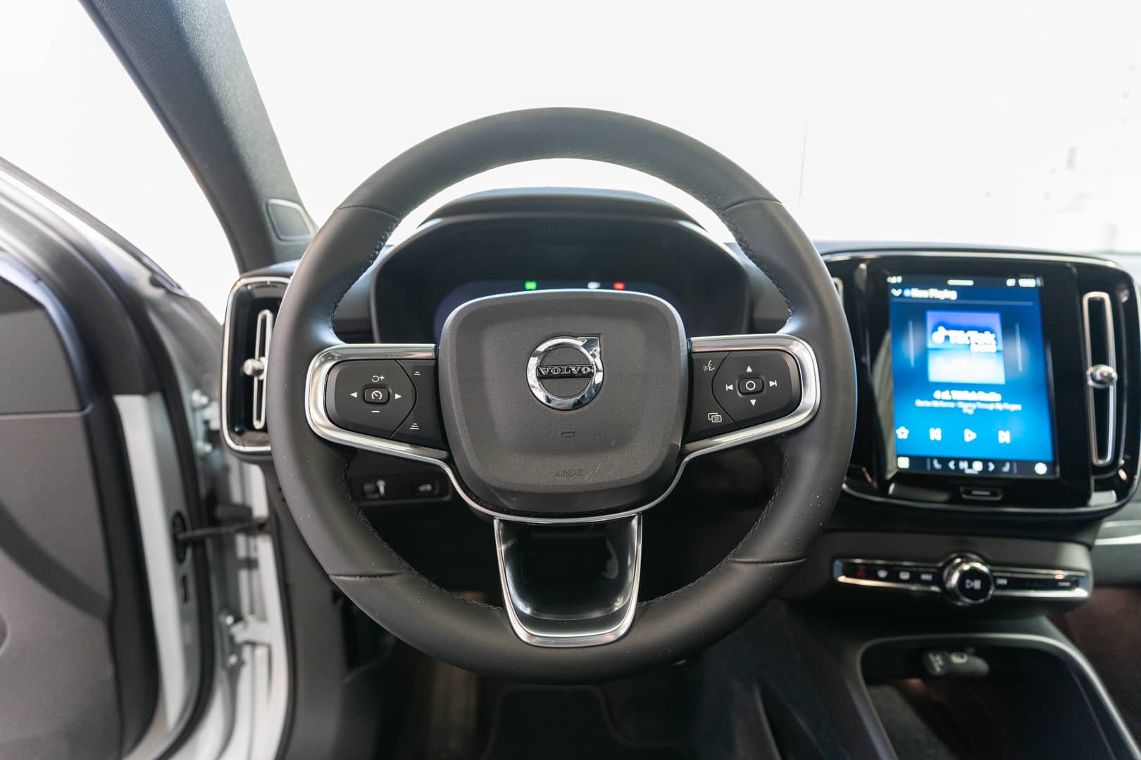 EverCars Co. vehicle image 6 for Volvo XC40 Recharge -  Pure Electric Twin Ultimate on EverCars Co.