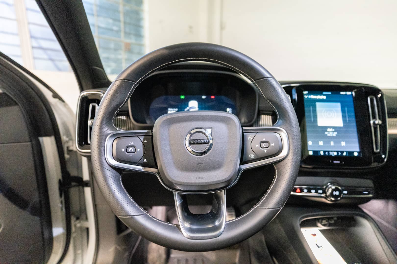 EverCars Co. vehicle image 19 for Volvo XC40 Recharge -  Pure Electric P8 on EverCars Co.
