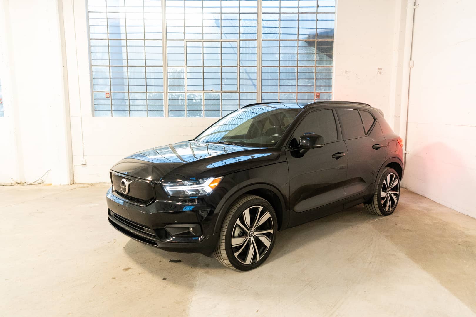 EverCars Co. vehicle image 2 for Volvo XC40 Recharge -  Pure Electric P8 on EverCars Co.
