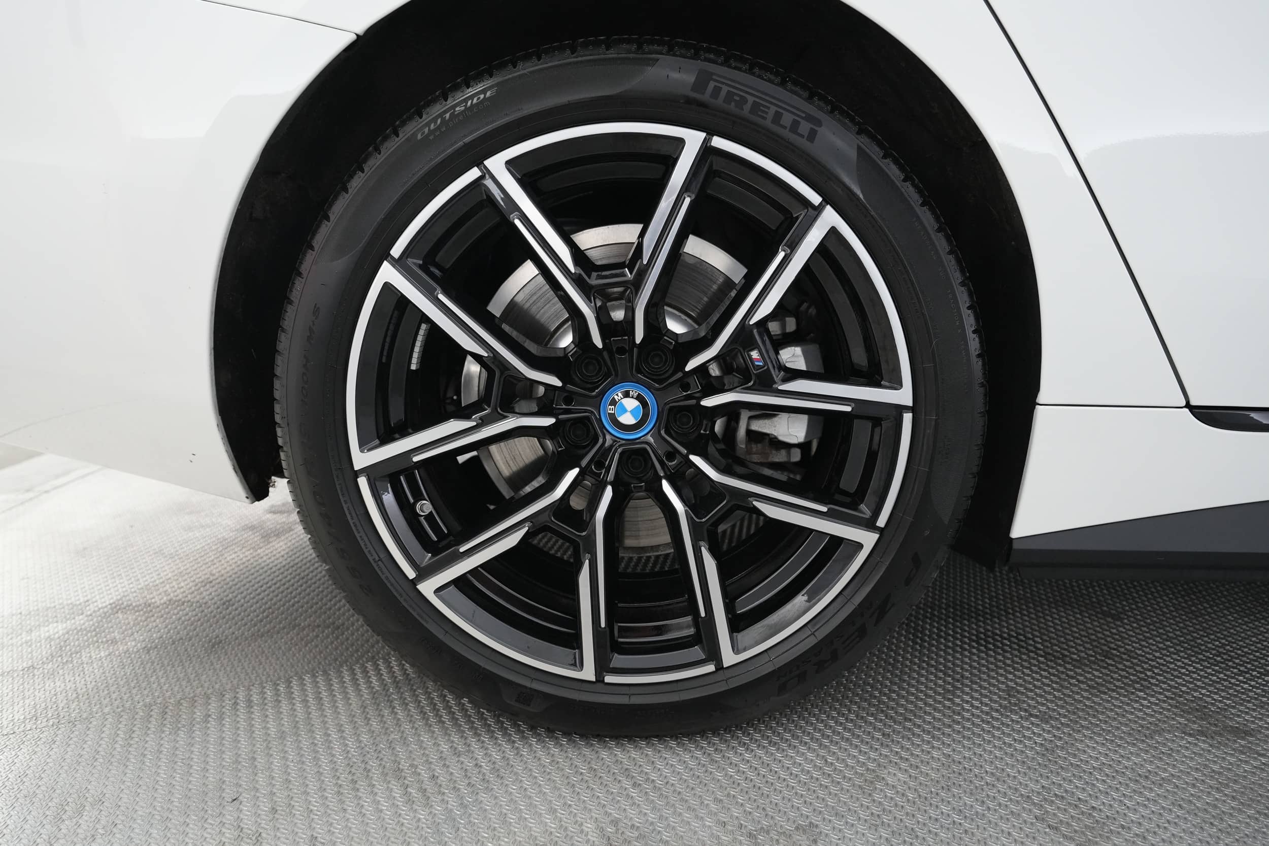 EverCars Co. vehicle image 17 for BMW i4 -  eDrive40 M Sport Line on EverCars Co.