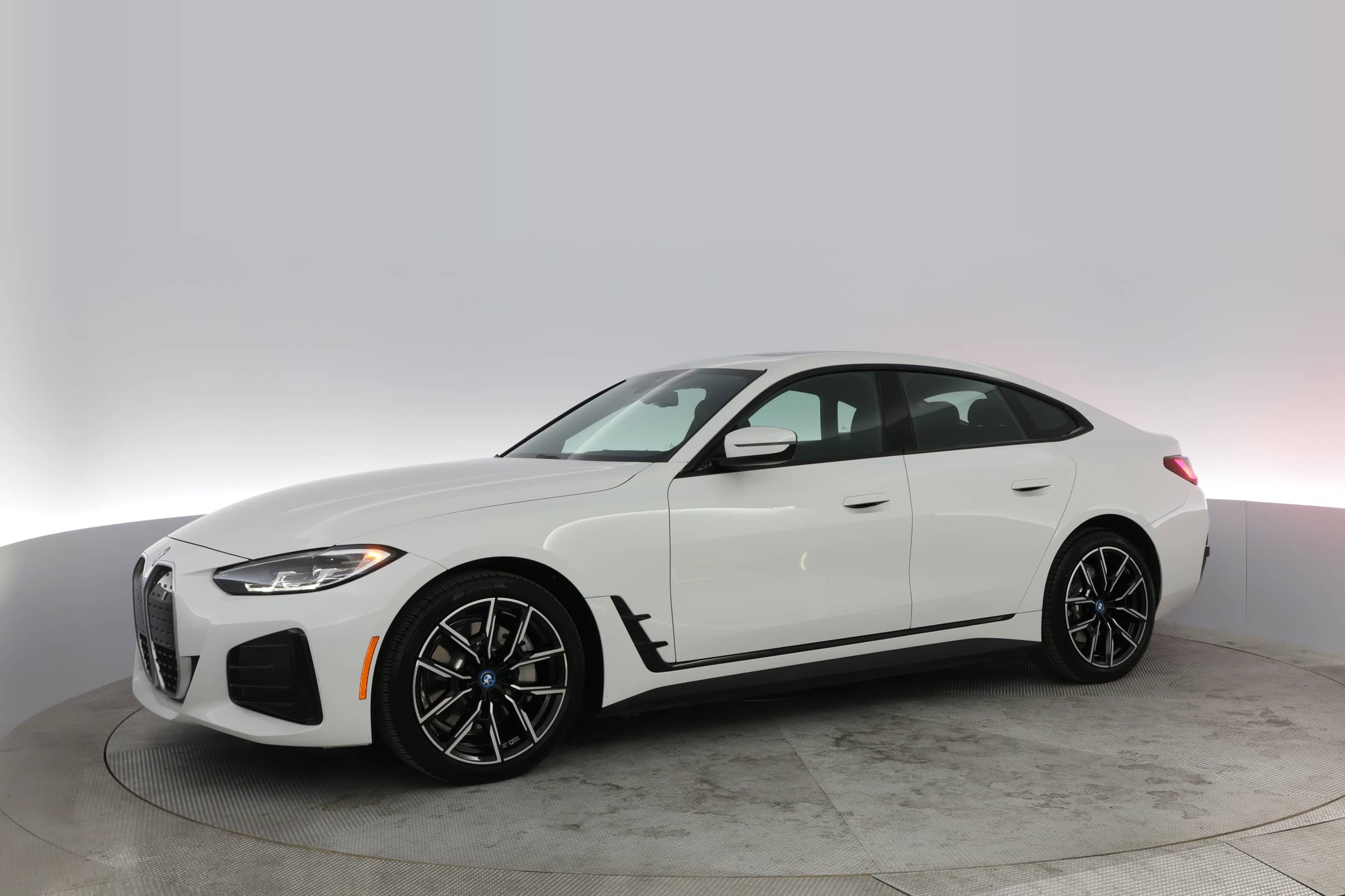 EverCars Co. vehicle image 11 for BMW i4 -  eDrive40 M Sport Line on EverCars Co.