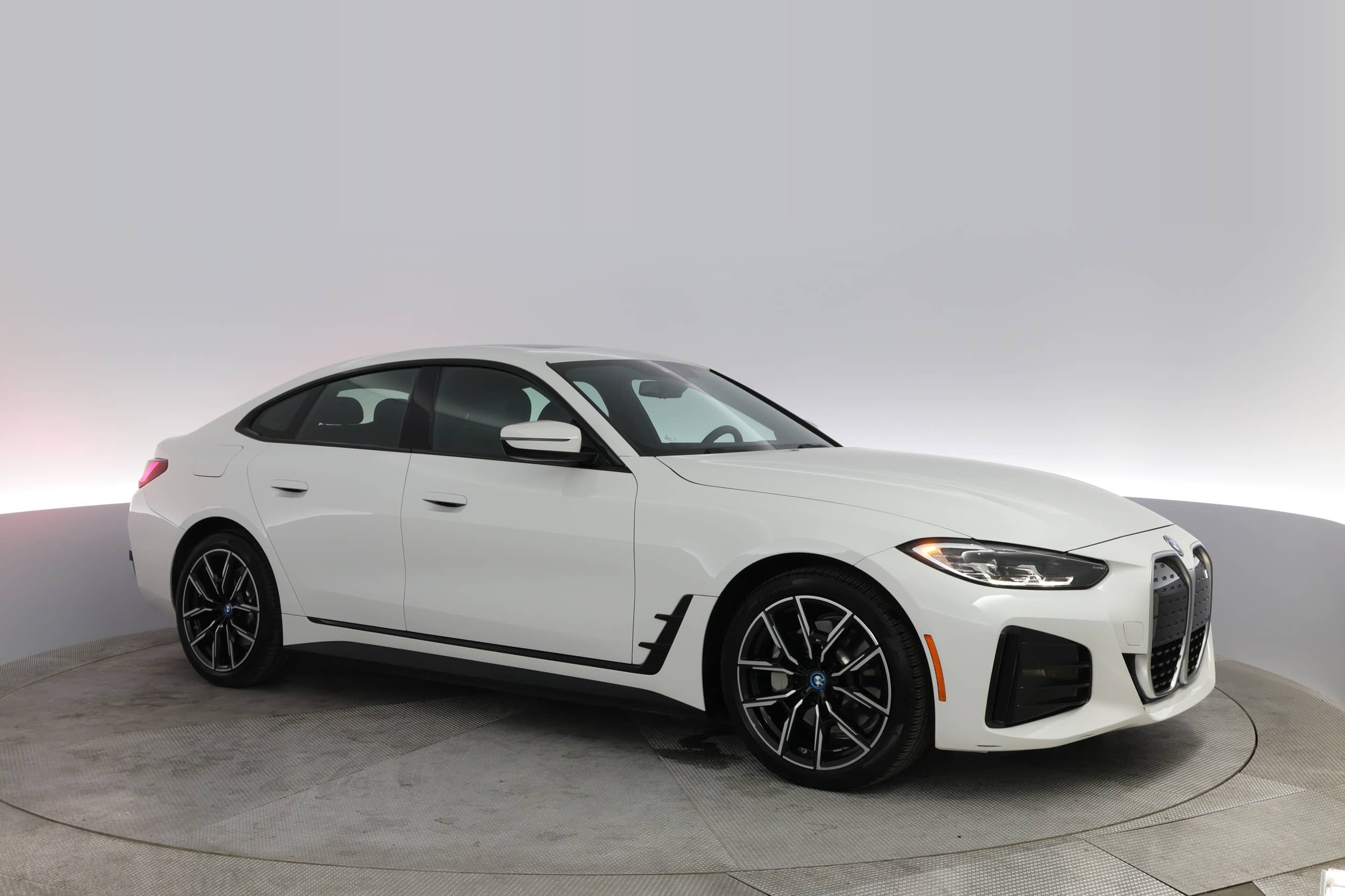 EverCars Co. vehicle image 10 for BMW i4 -  eDrive40 M Sport Line on EverCars Co.