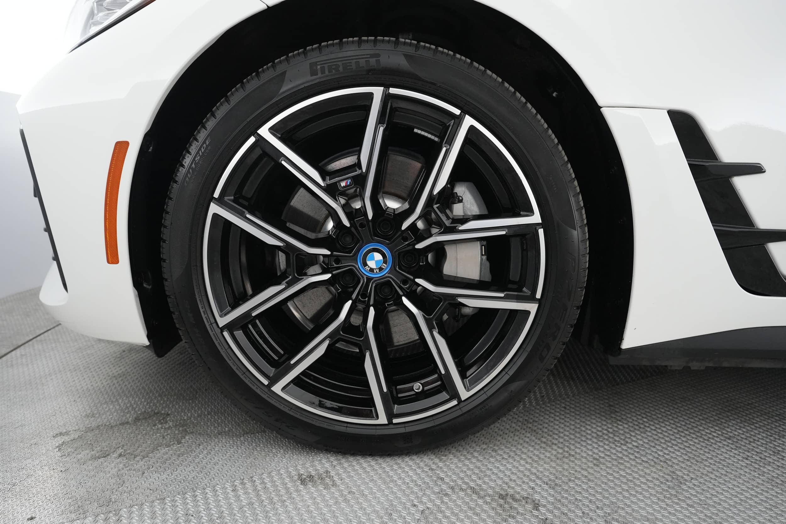 EverCars Co. vehicle image 15 for BMW i4 -  eDrive40 M Sport Line on EverCars Co.