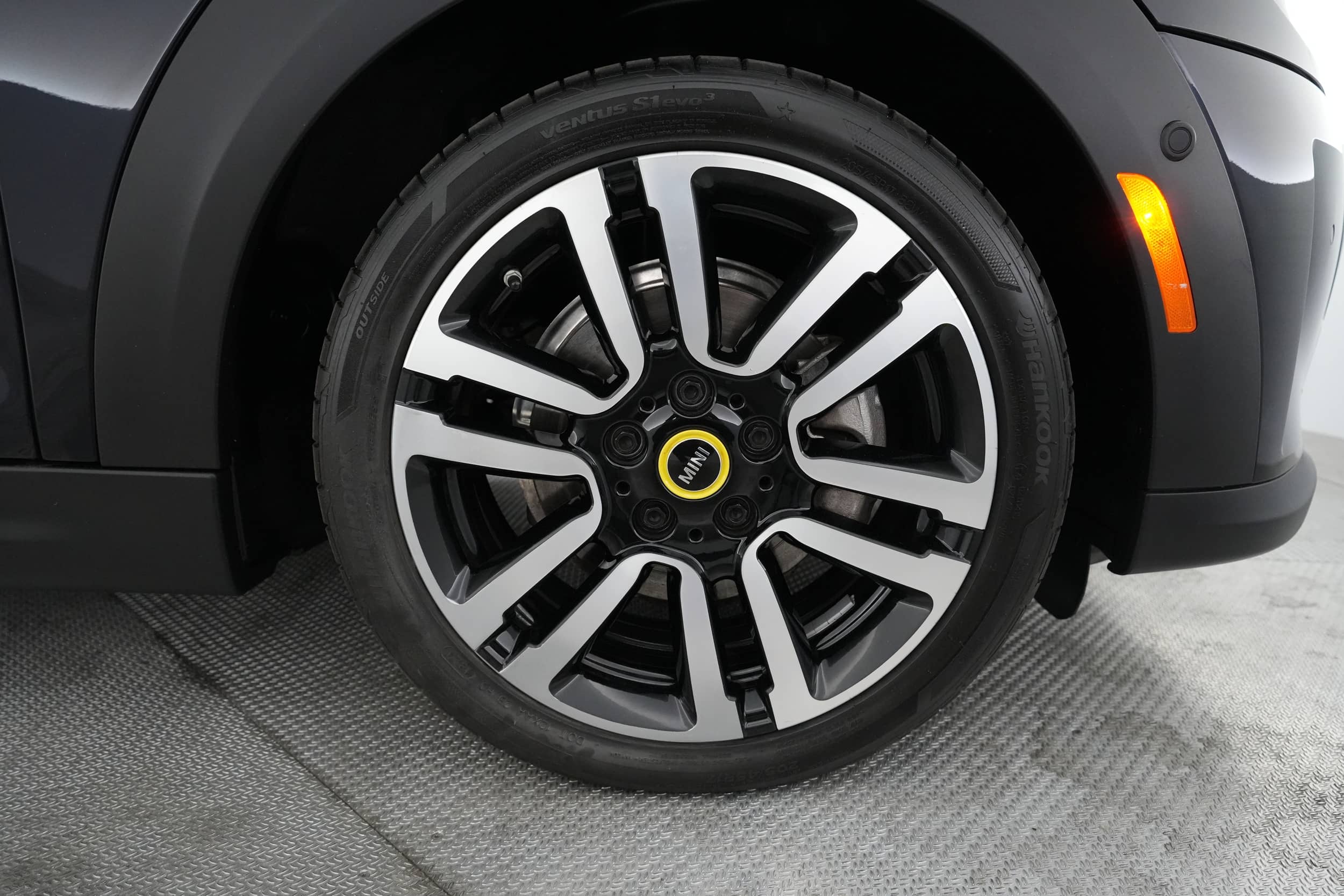 EverCars Co. vehicle image 17 for Mini Cooper SE -  Base on EverCars Co.