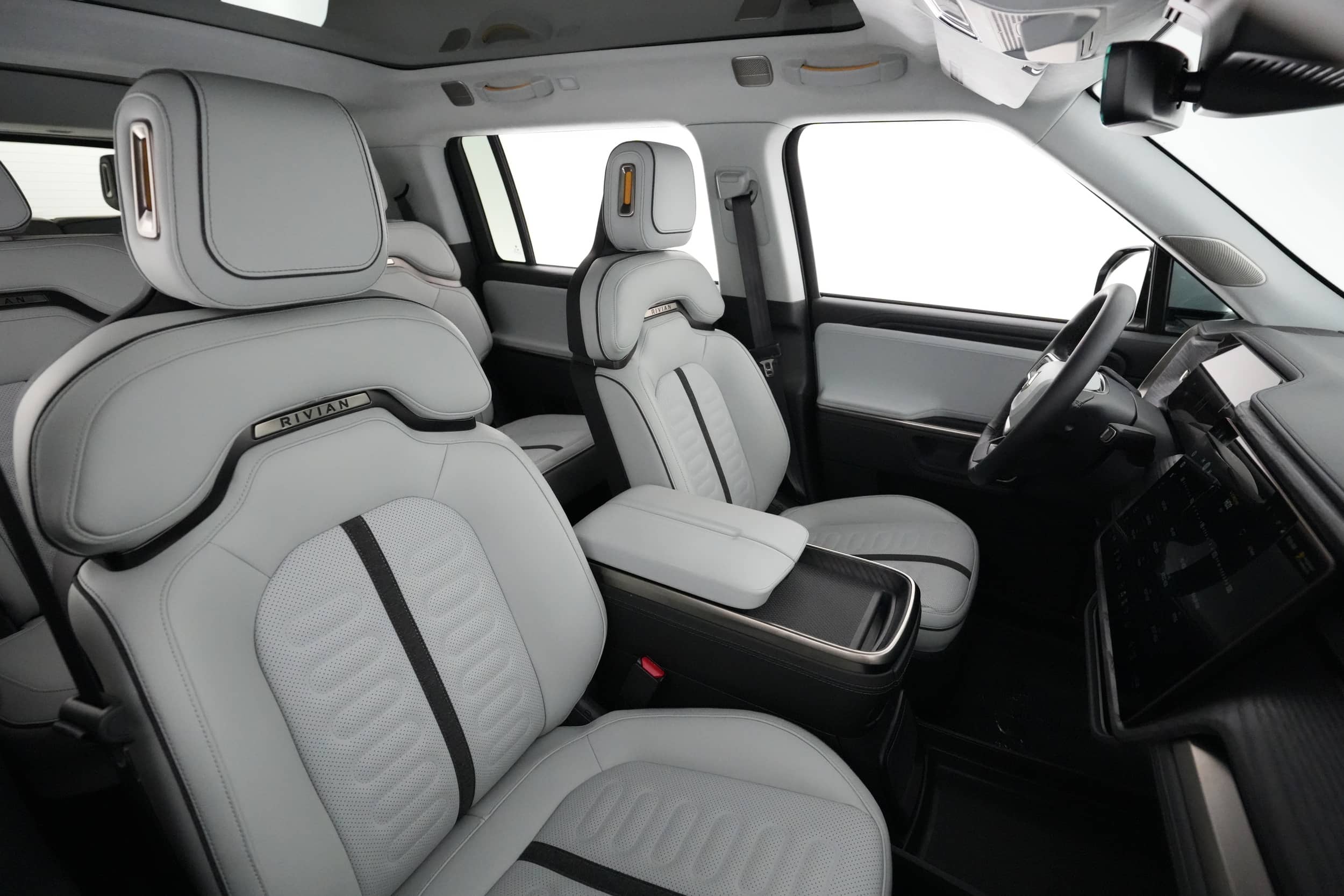 EverCars Co. vehicle image 17 for Rivian R1S -  Adventure on EverCars Co.