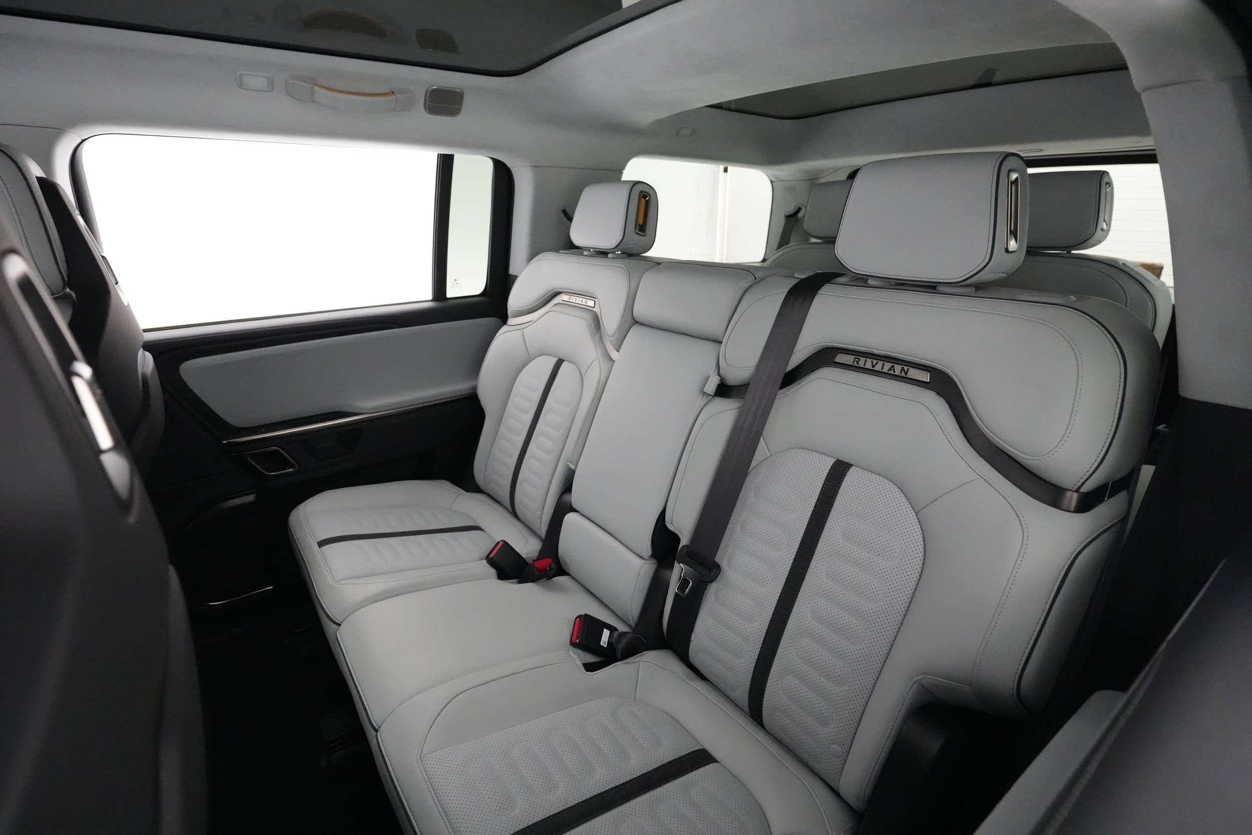 EverCars Co. vehicle image 18 for Rivian R1S -  Adventure on EverCars Co.