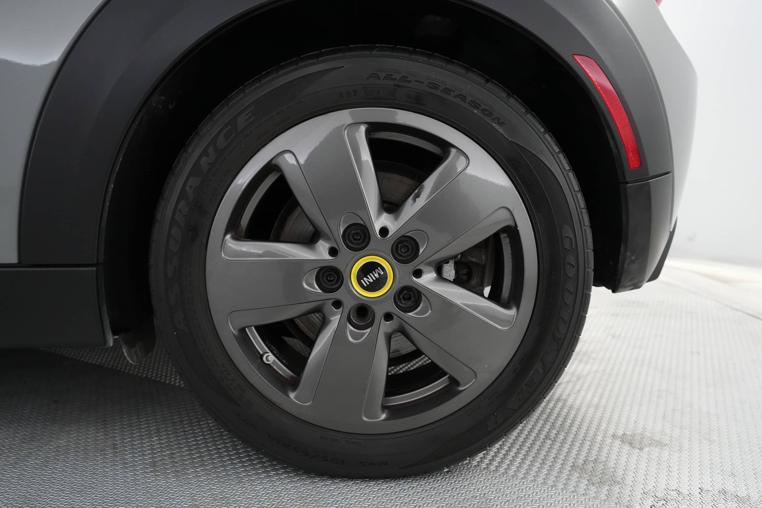 EverCars Co. vehicle image 15 for Mini Cooper SE -  Signature on EverCars Co.