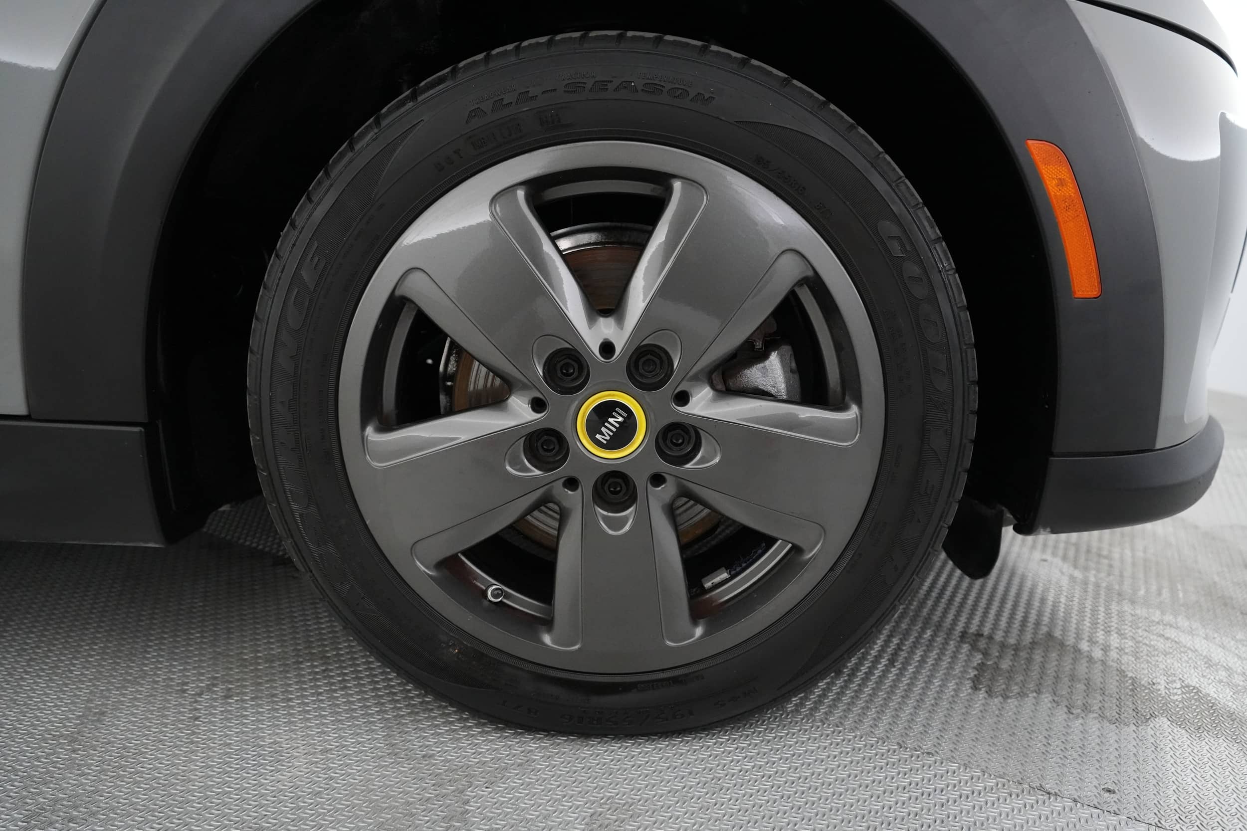EverCars Co. vehicle image 17 for Mini Cooper SE -  Signature on EverCars Co.