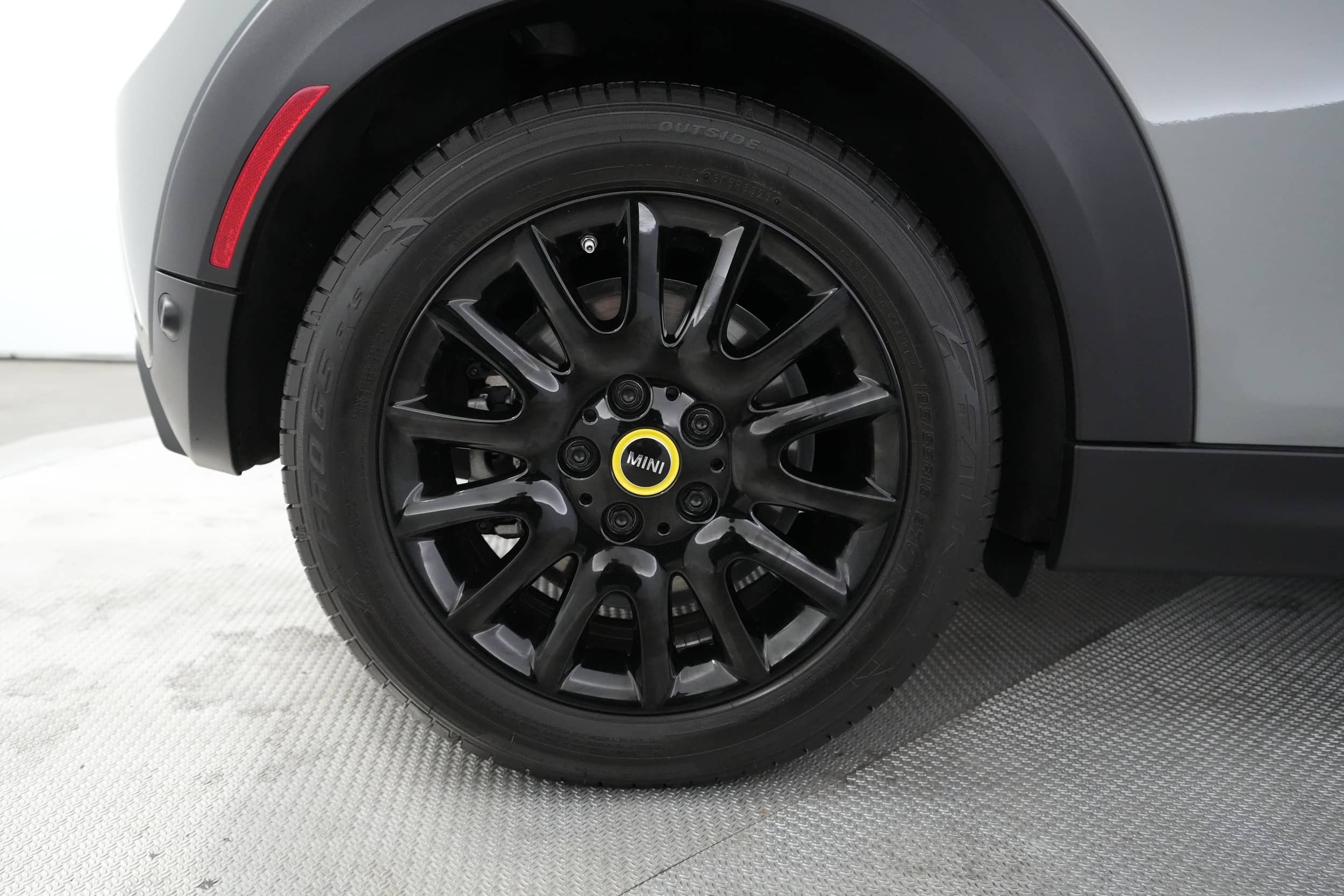 EverCars Co. vehicle image 17 for Mini Cooper SE -  Signature on EverCars Co.