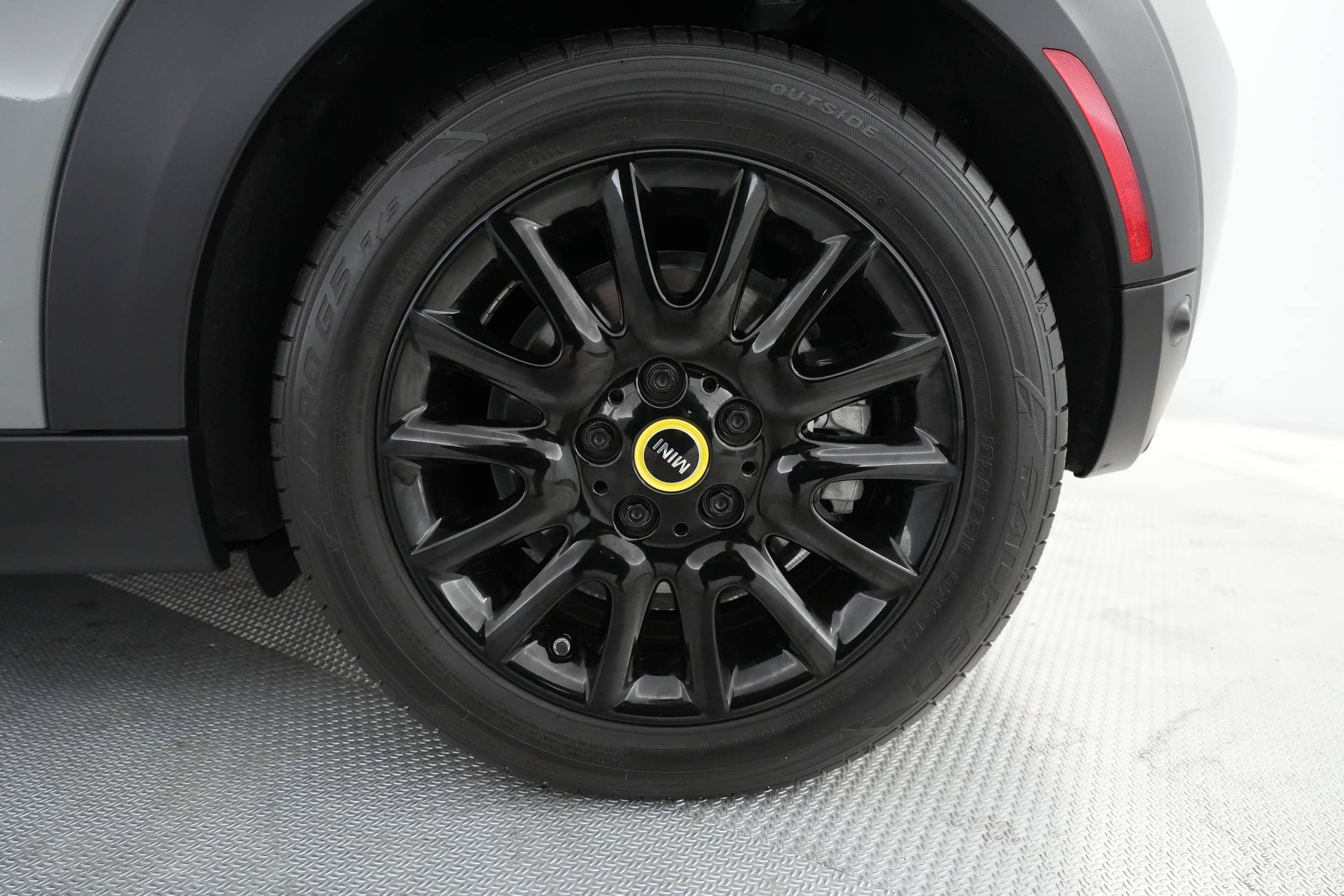 EverCars Co. vehicle image 15 for Mini Cooper SE -  Signature on EverCars Co.