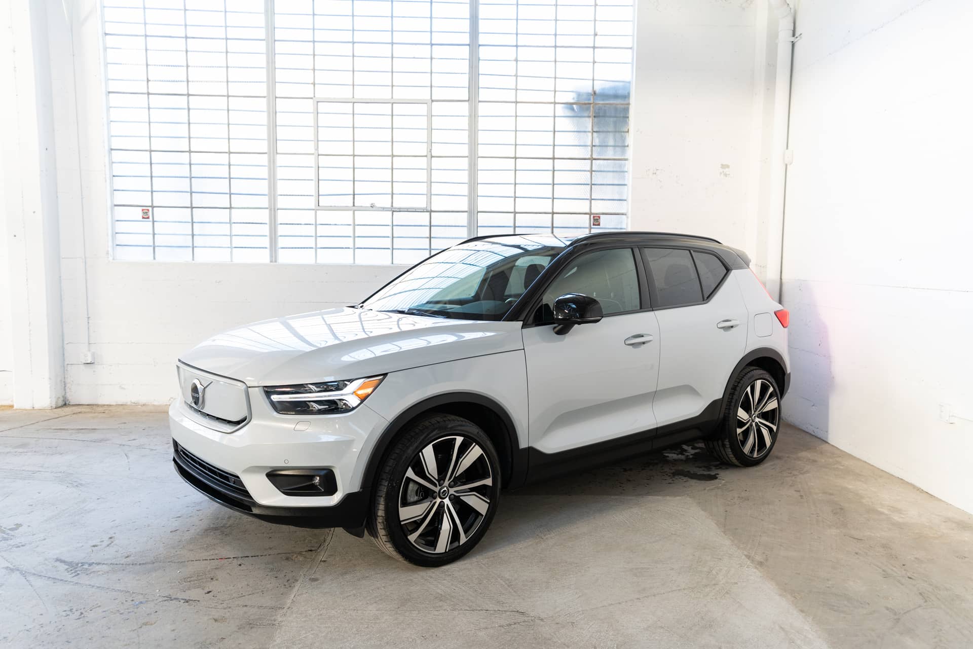EverCars Co. vehicle image 2 for Volvo XC40 Recharge -  Pure Electric P8 on EverCars Co.