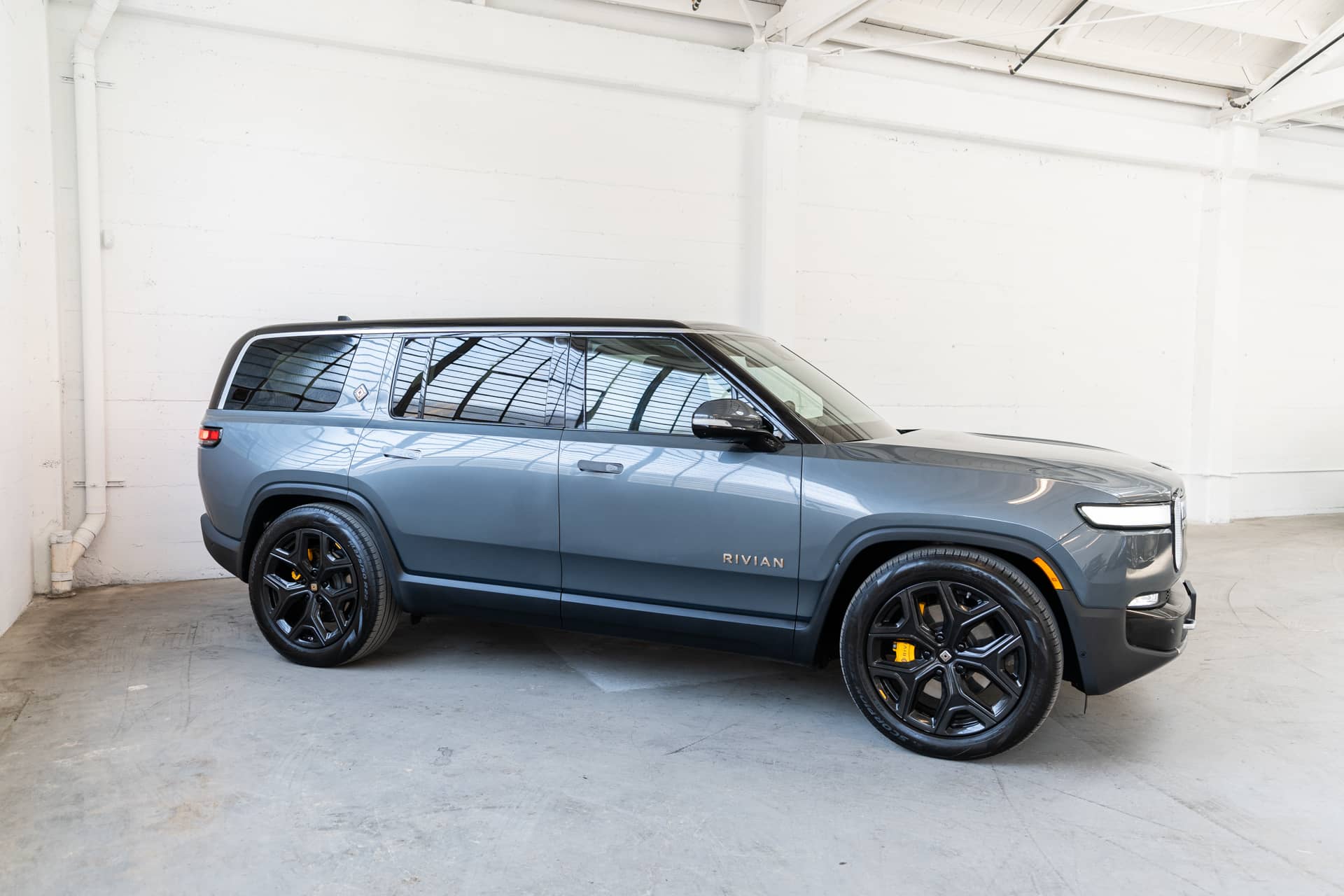 EverCars Co. vehicle image 5 for Rivian R1S -  Launch Edition on EverCars Co.
