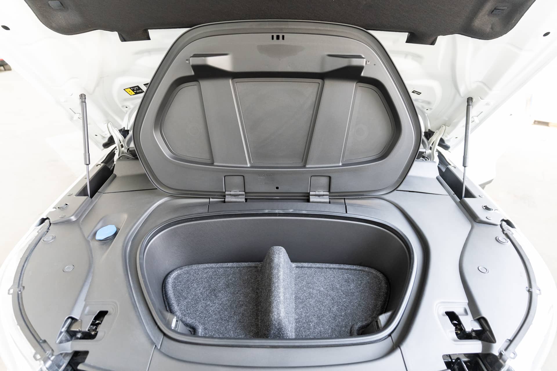 EverCars Co. vehicle image 21 for Volvo XC40 Recharge -  Pure Electric P8 on EverCars Co.