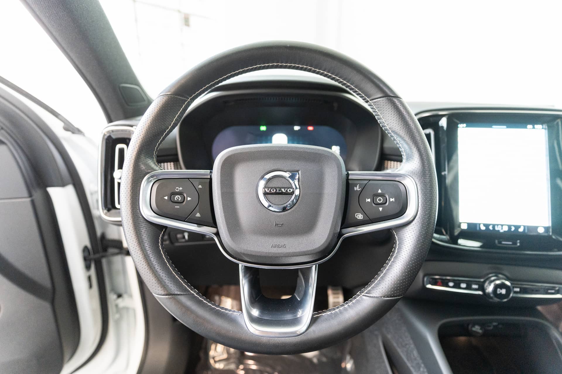 EverCars Co. vehicle image 19 for Volvo XC40 Recharge -  Pure Electric P8 on EverCars Co.