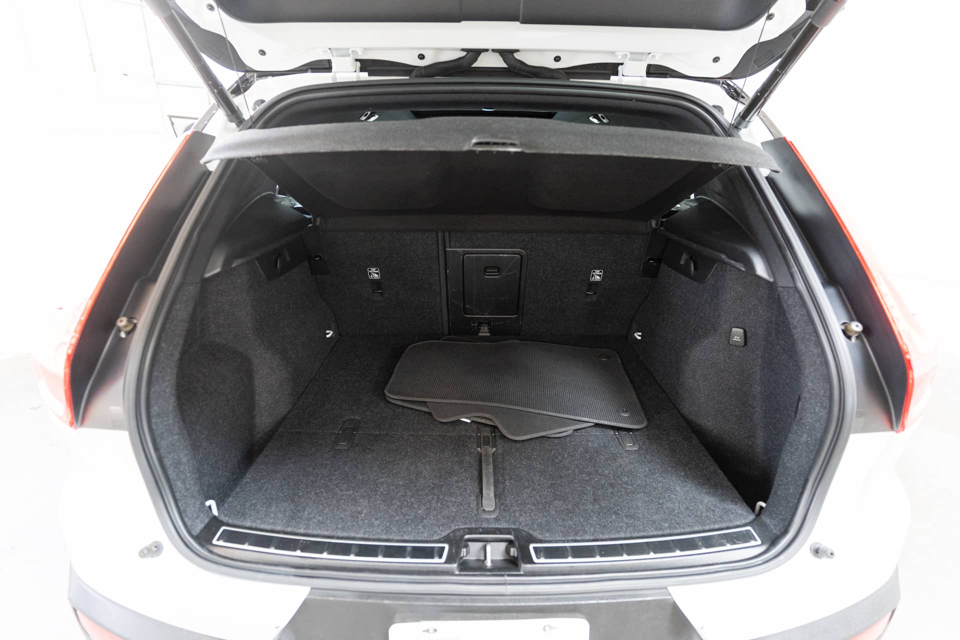 EverCars Co. vehicle image 20 for Volvo XC40 Recharge -  Pure Electric P8 on EverCars Co.