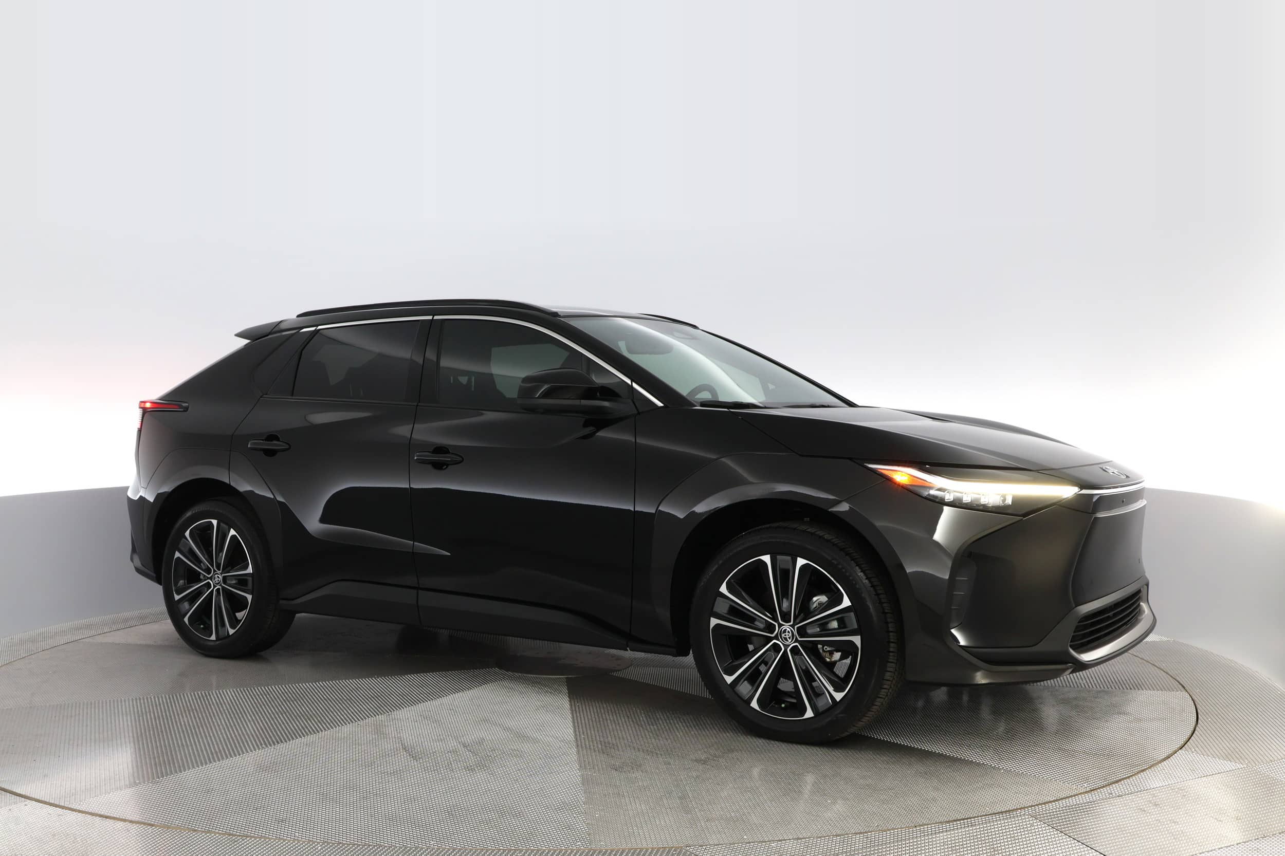 EverCars Co. vehicle image 8 for Toyota bZ4X -  Limited on EverCars Co.