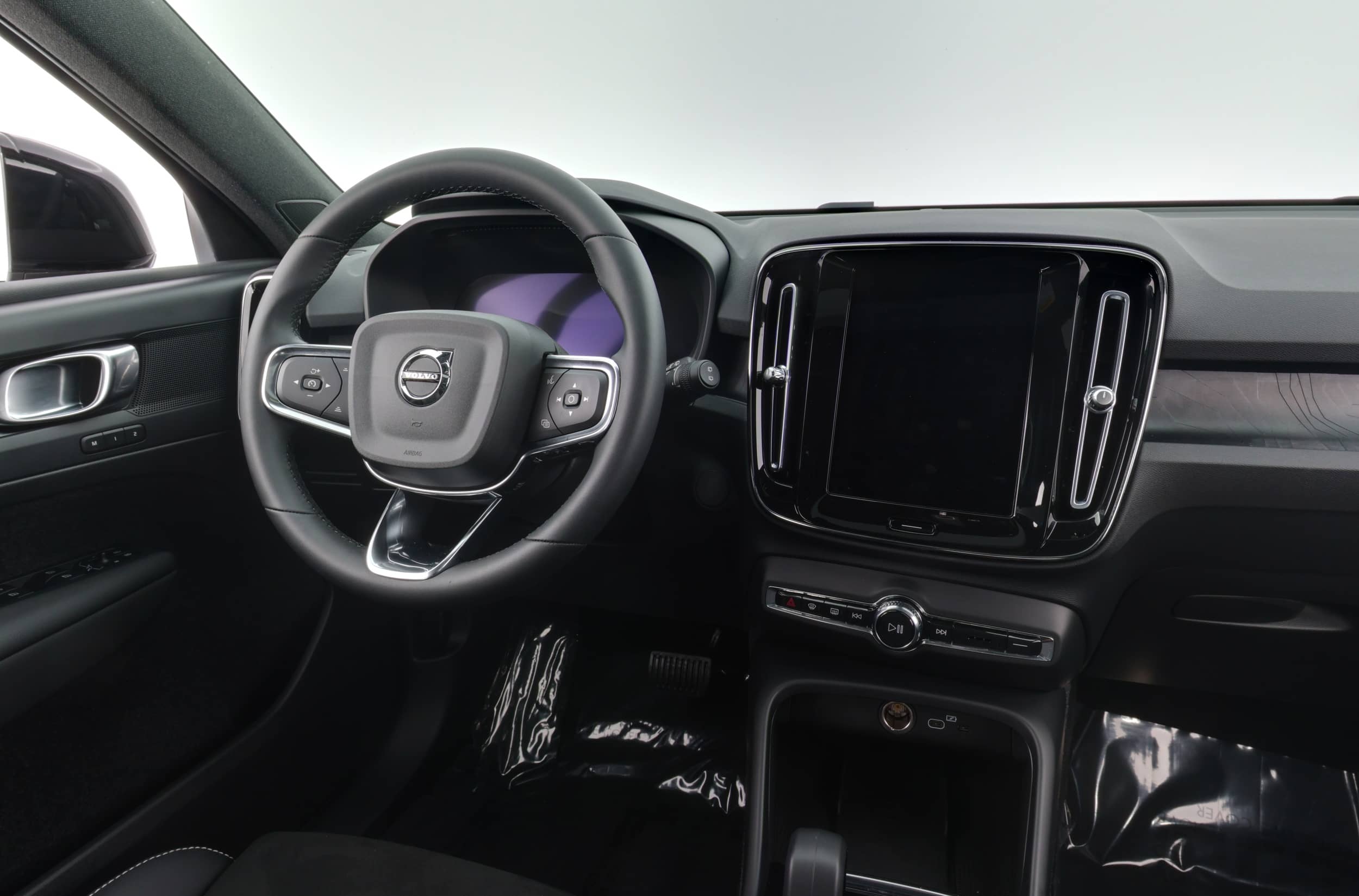 EverCars Co. vehicle image 3 for Volvo XC40 Recharge -  Twin Plus on EverCars Co.