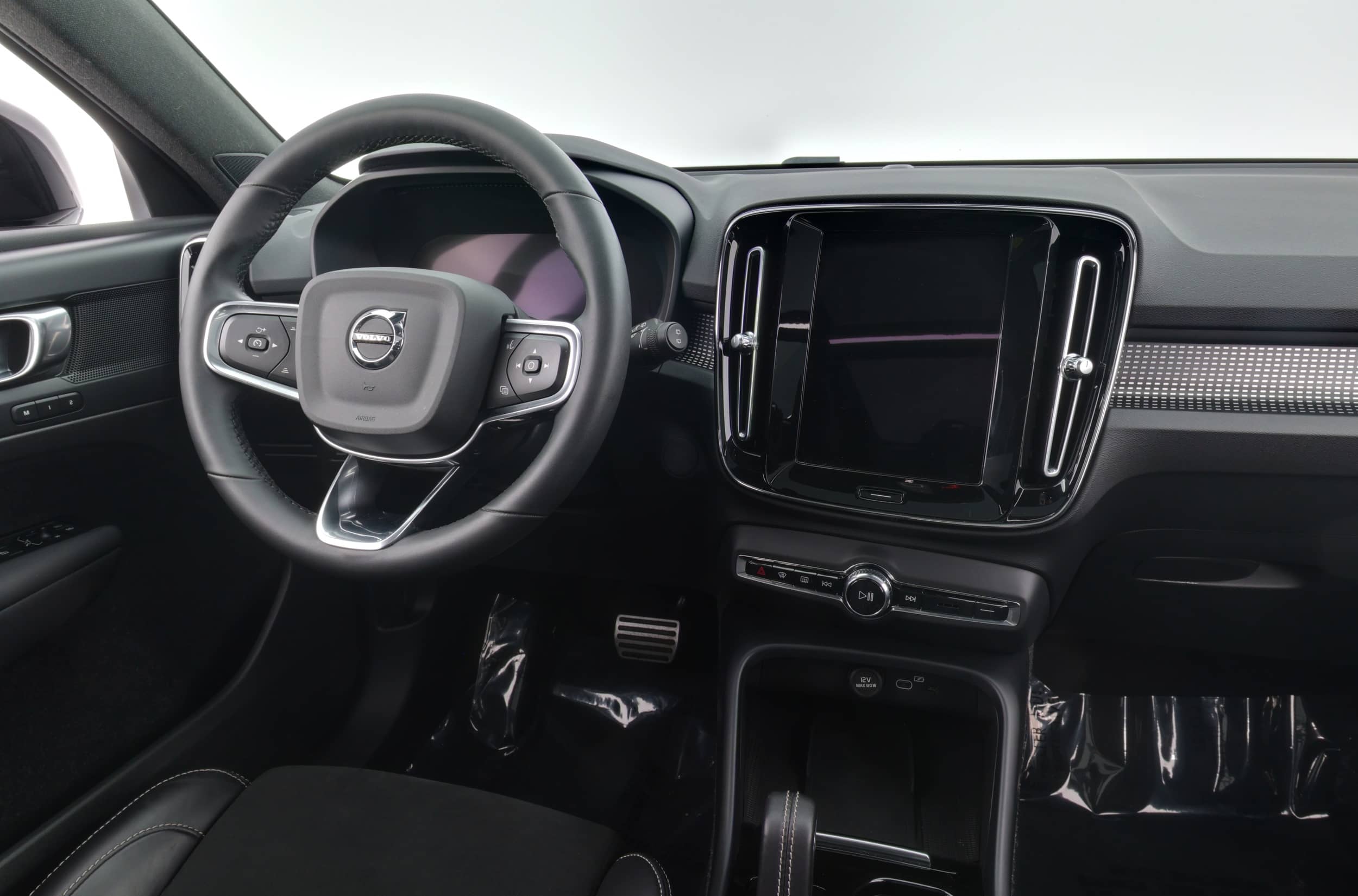 EverCars Co. vehicle image 3 for Volvo XC40 Recharge -  Twin Plus on EverCars Co.