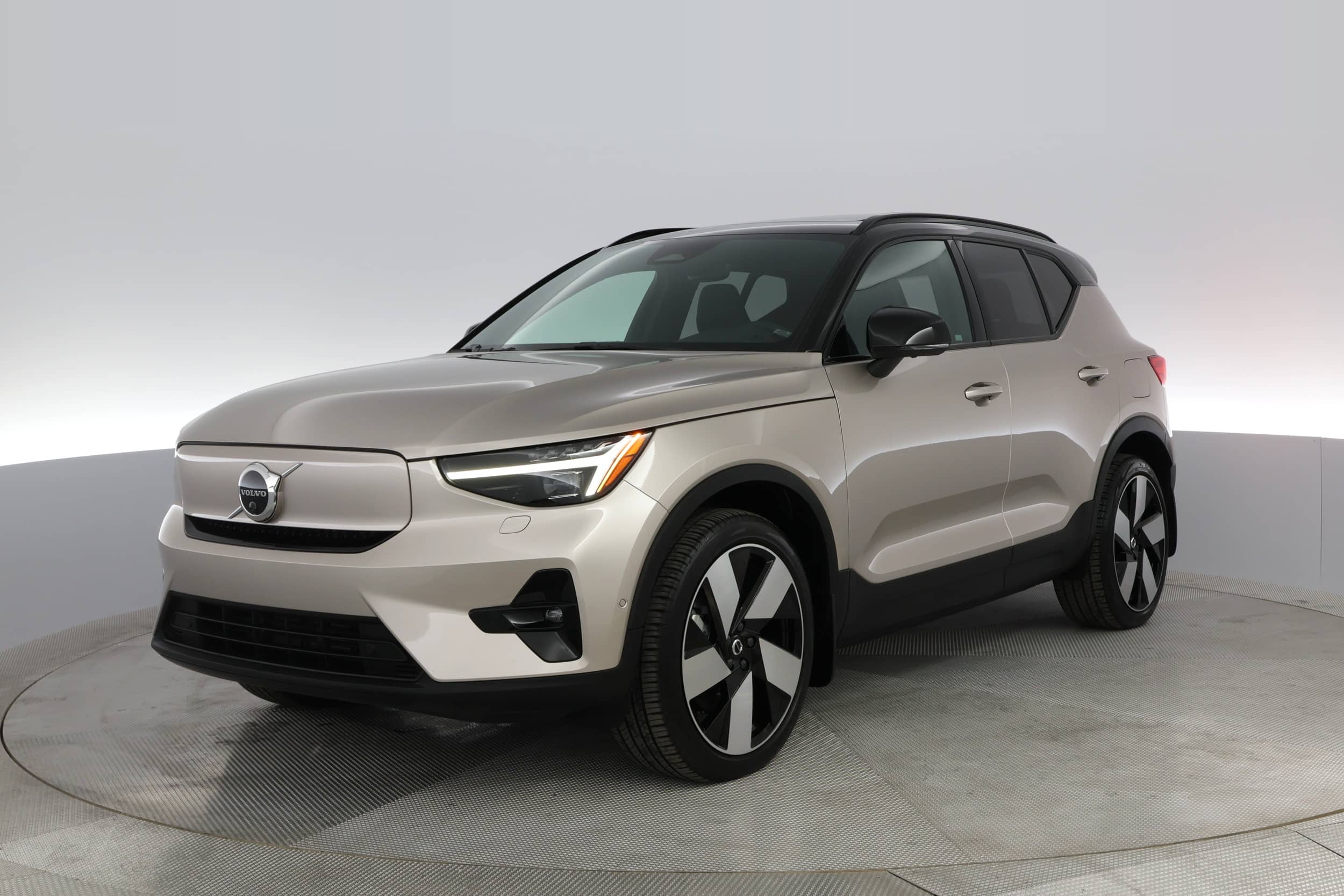 EverCars Co. vehicle image 1 for Volvo XC40 Recharge -  Twin Ultimate on EverCars Co.