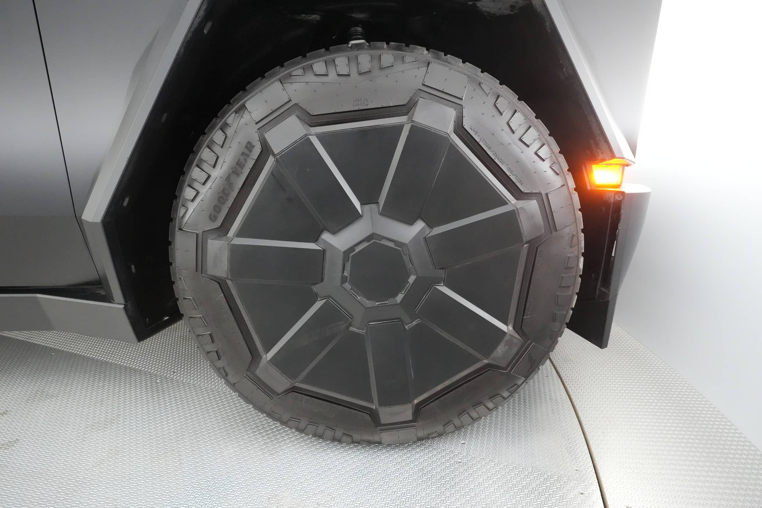 EverCars Co. vehicle image 16 for Tesla Cybertruck -  Foundation on EverCars Co.