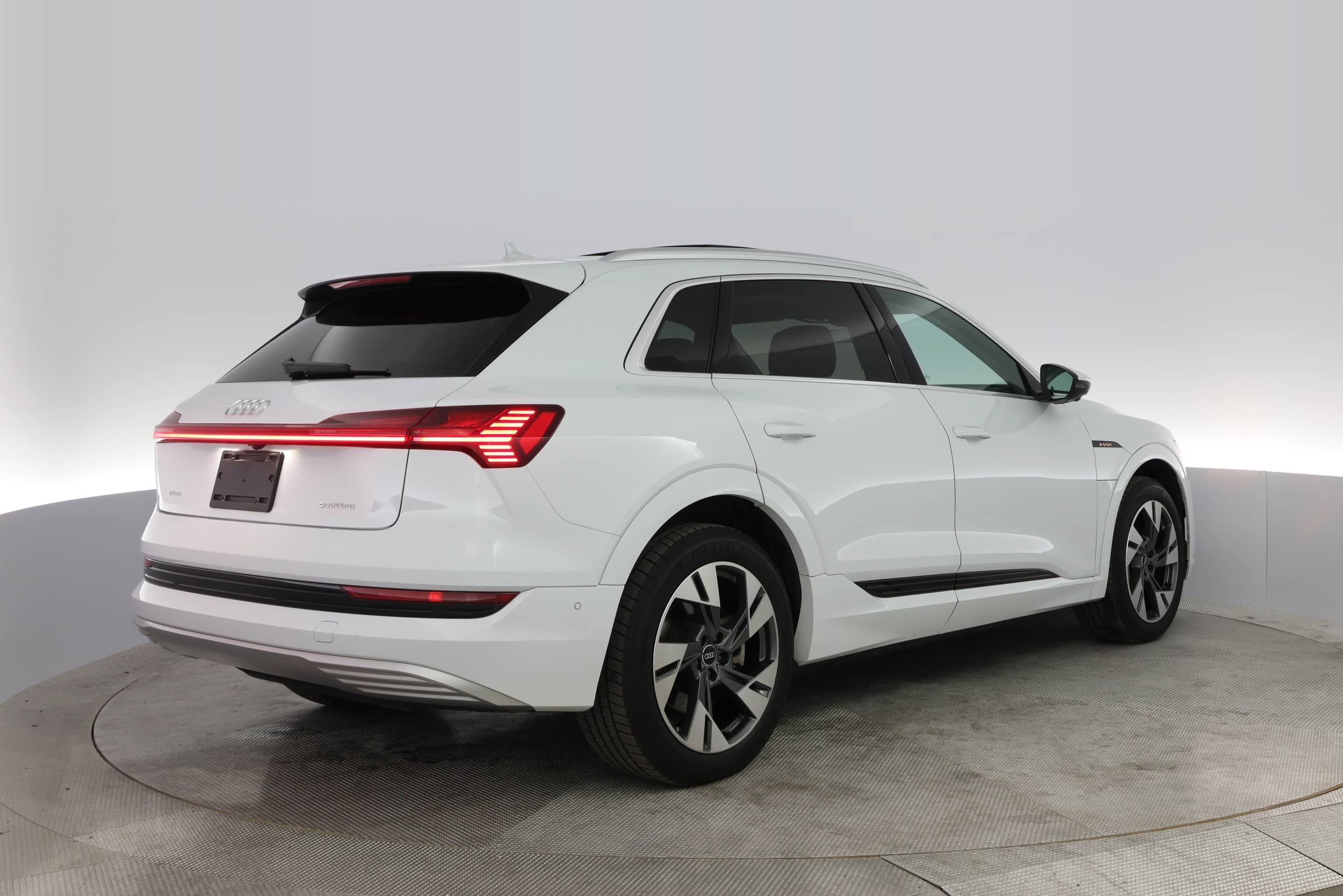 EverCars Co. vehicle image 3 for Audi e-tron -  Premium Plus on EverCars Co.