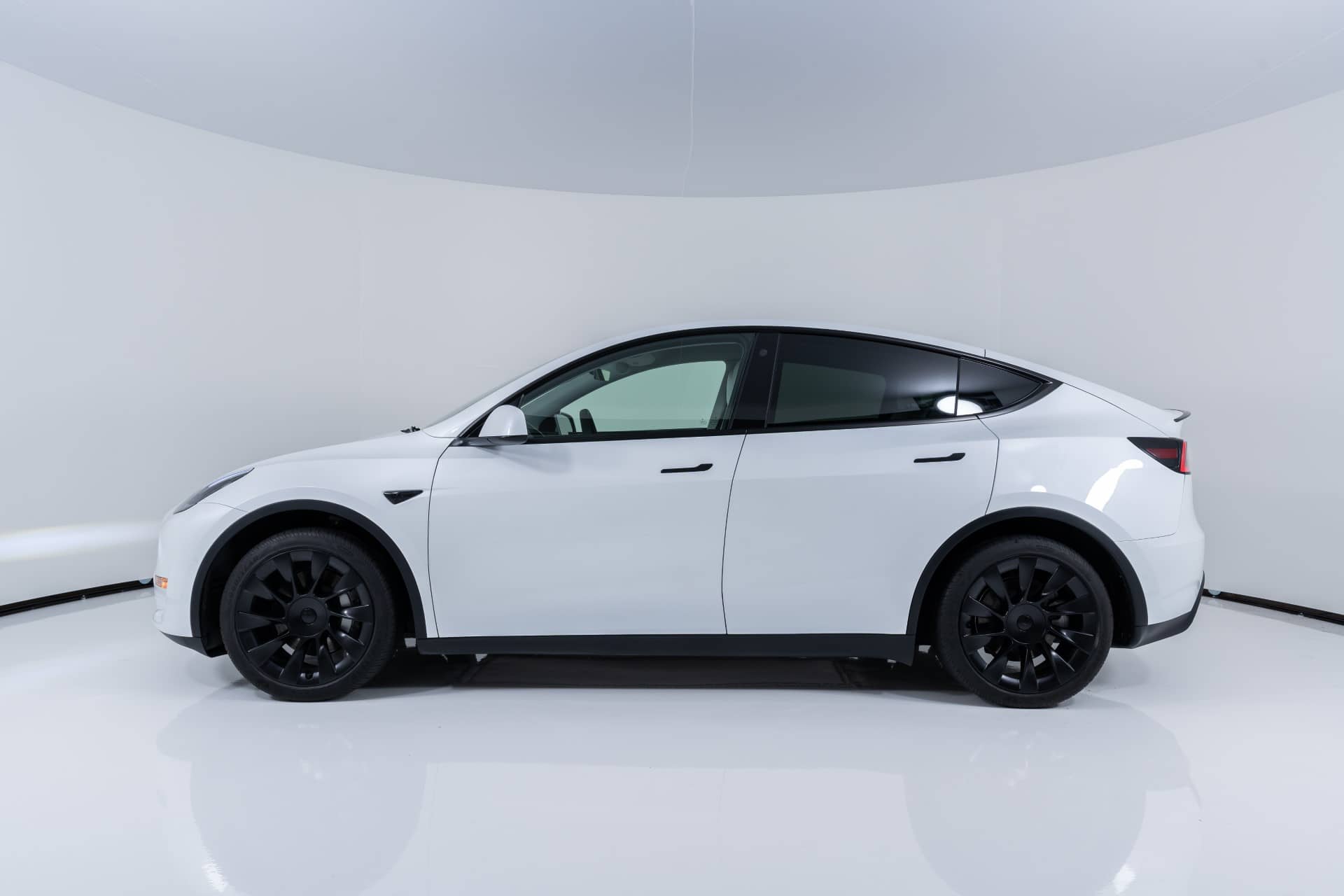 EverCars Co. vehicle image 25 for Tesla Model Y -  Long Range AWD on EverCars Co.