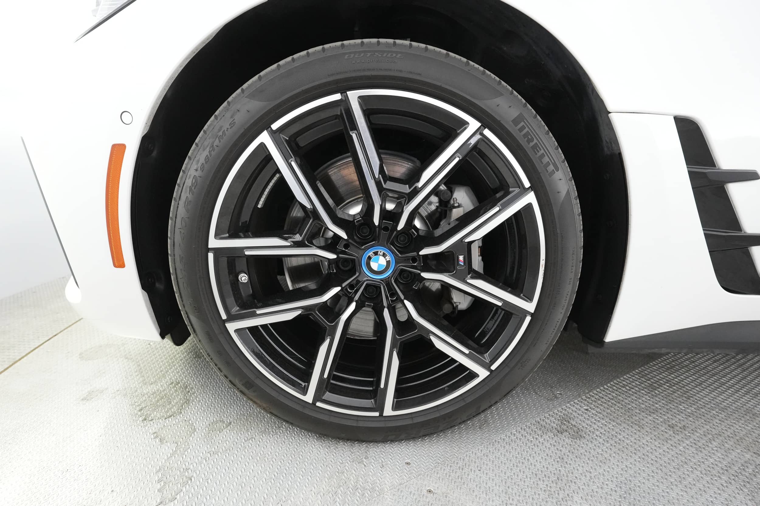 EverCars Co. vehicle image 11 for BMW i4 -  eDrive40 on EverCars Co.