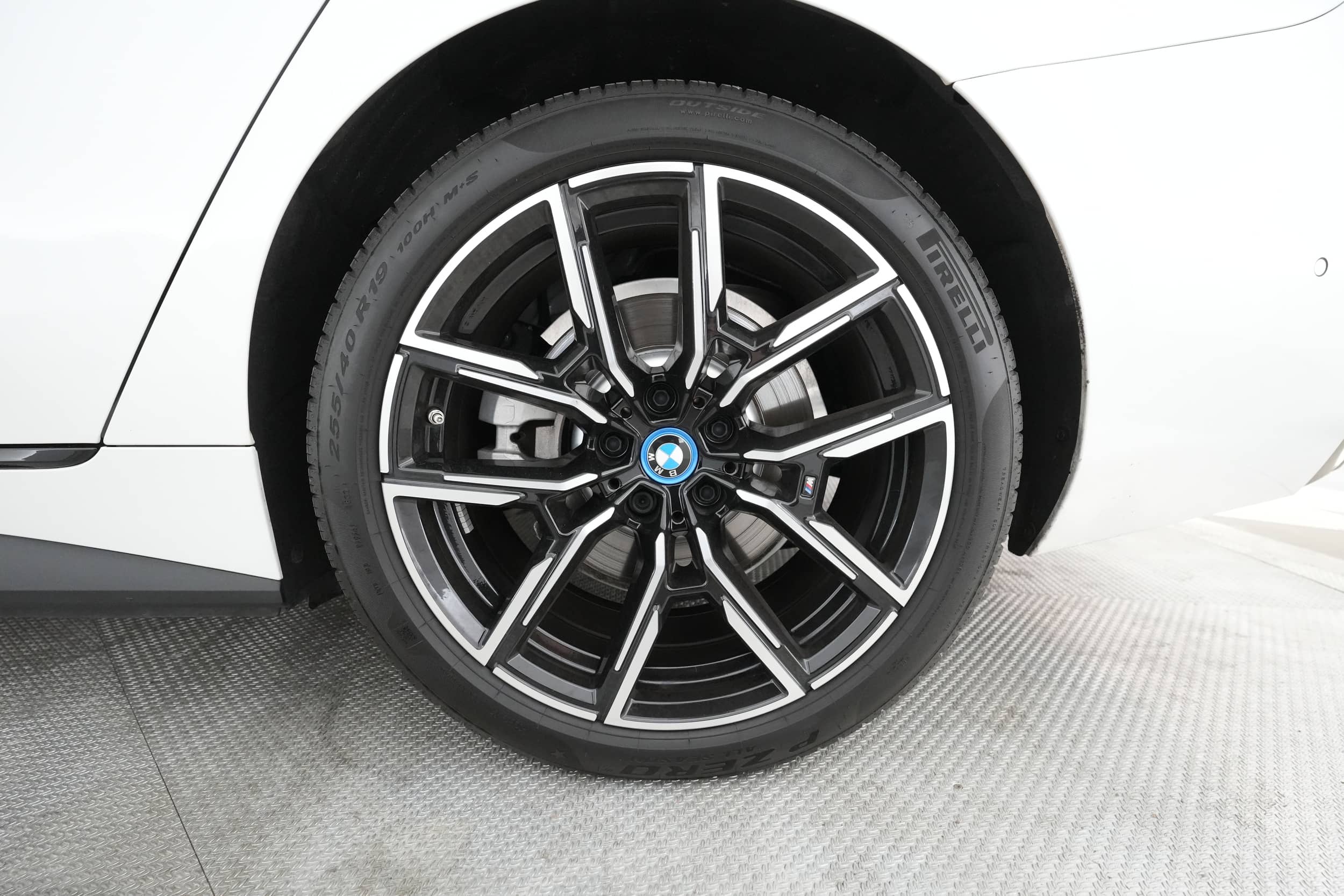 EverCars Co. vehicle image 12 for BMW i4 -  eDrive40 on EverCars Co.