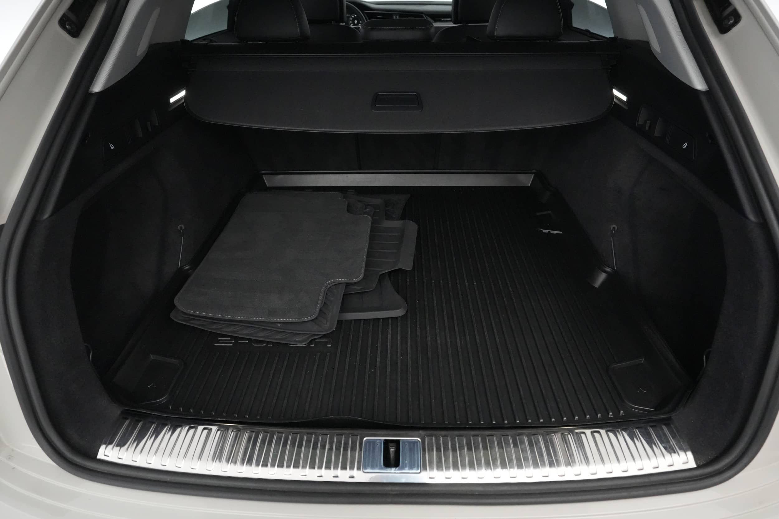 EverCars Co. vehicle image 6 for Audi e-tron -  Prestige on EverCars Co.