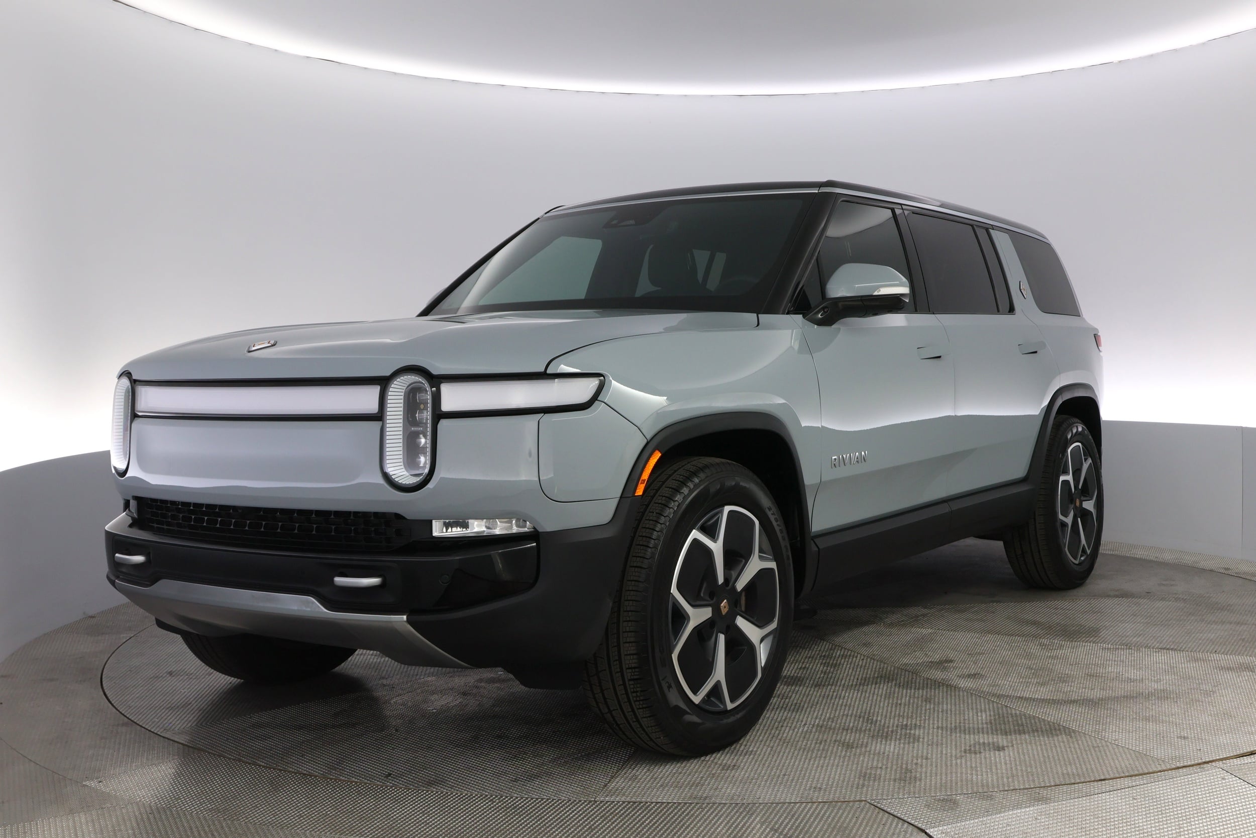 2024 Rivian R1S