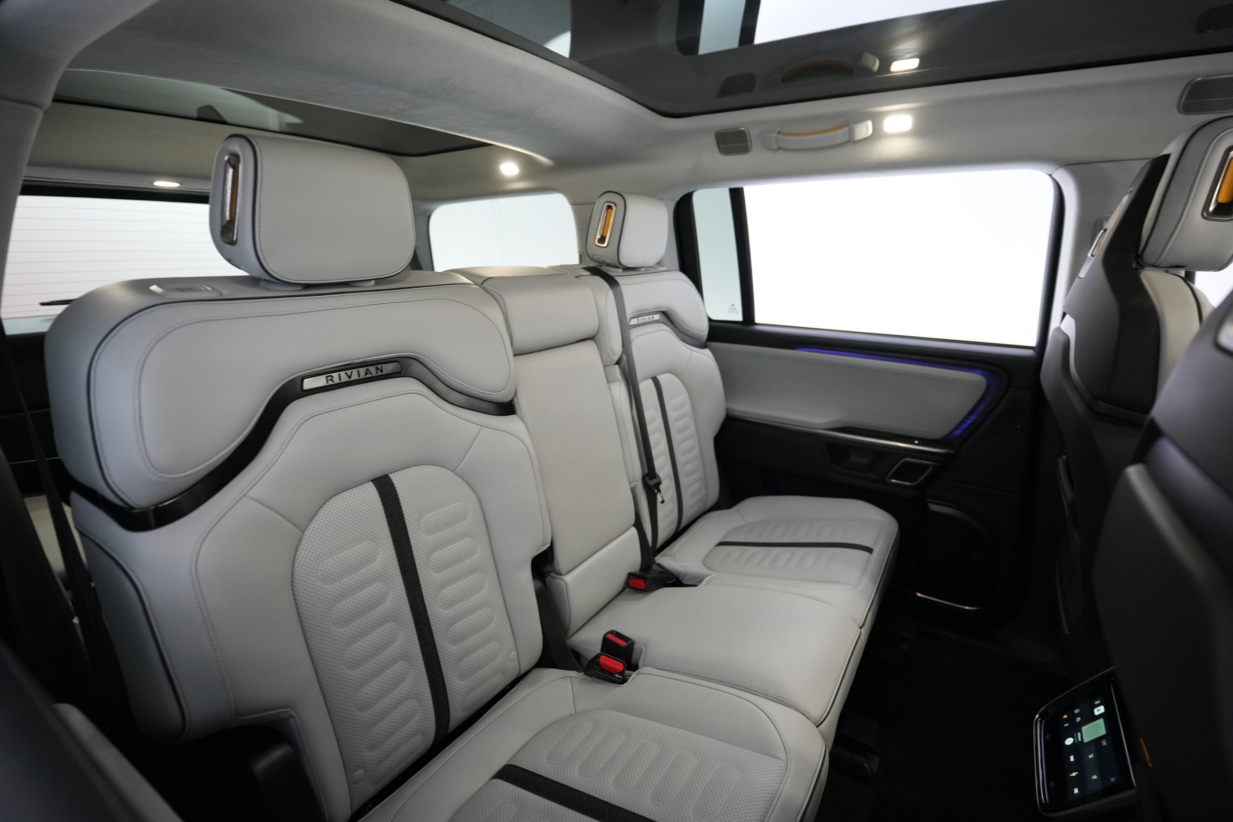 2024 Rivian R1S